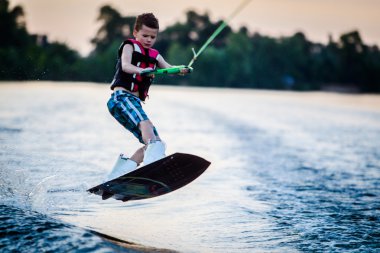 Wakeboarding içinde sürme bir çocuk