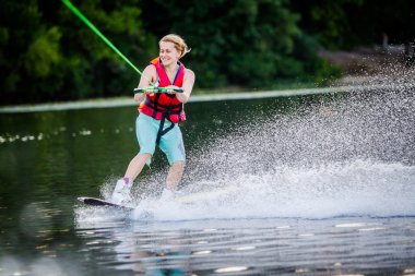 Kız Wakeboarding üzerinde sürme