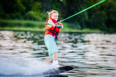 Kız Wakeboarding üzerinde sürme