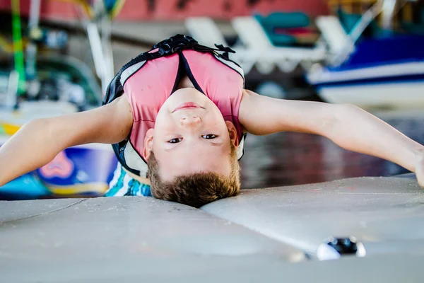 Een kind rijden in het wakeboarden — Stockfoto