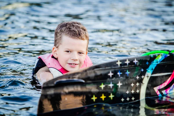 Een kind rijden in het wakeboarden — Stockfoto