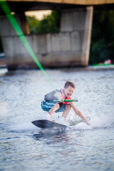 Een kind rijden in het wakeboarden — Stockfoto