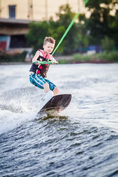 Een kind rijden in het wakeboarden — Stockfoto