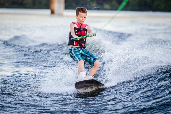 Wakeboarding içinde sürme bir çocuk
