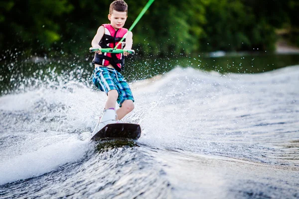 Wakeboarding içinde sürme bir çocuk