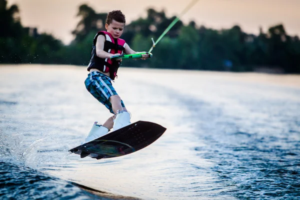 Un bambino in sella al Wakeboard — Foto Stock