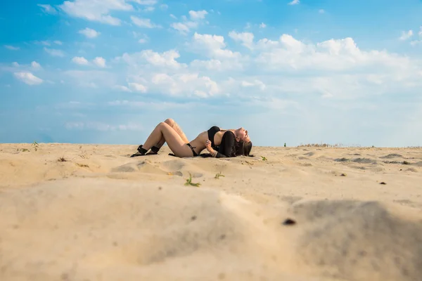 Fekete fürdőruha a háttérben, a sivatag ugrás lány — Stock Fotó