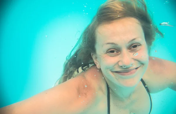 Femme nageant sous l'eau dans la piscine — Photo