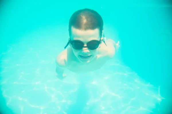 A little boy swimming underwater in the pool — Stock Photo, Image