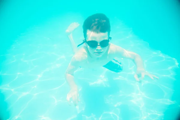 Een kleine jongen onderwater zwemmen in het zwembad — Stockfoto