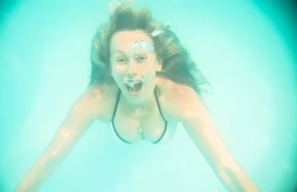 Femme nageant sous l'eau dans la piscine — Photo
