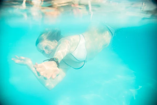 Mujer nadando bajo el agua en la piscina —  Fotos de Stock