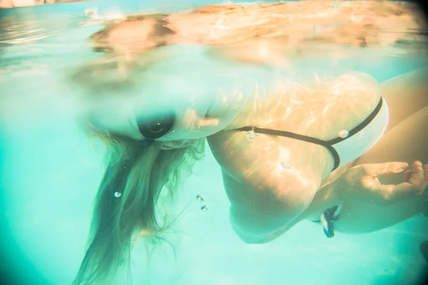 Mulher nadando debaixo d 'água na piscina — Fotografia de Stock