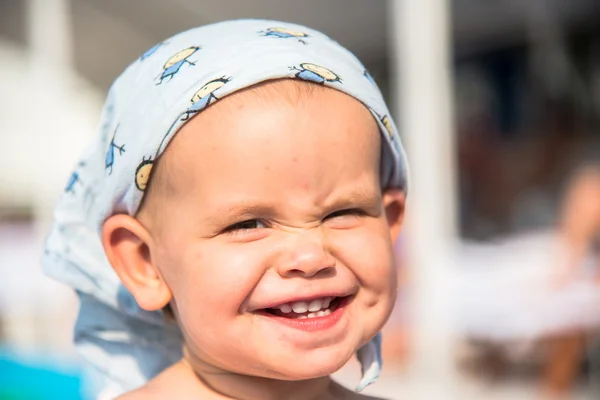 Portret van een glimlachende baby — Stockfoto
