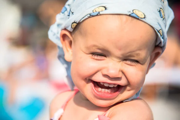 gülen bebek portresi