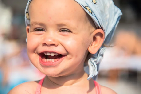 Portret van een glimlachende baby — Stockfoto