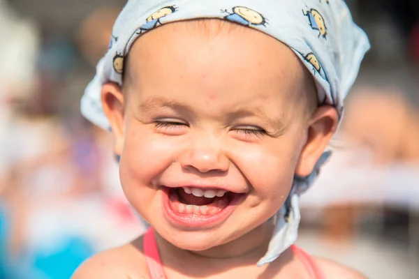 gülen bebek portresi