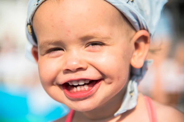 Portret van een glimlachende baby — Stockfoto