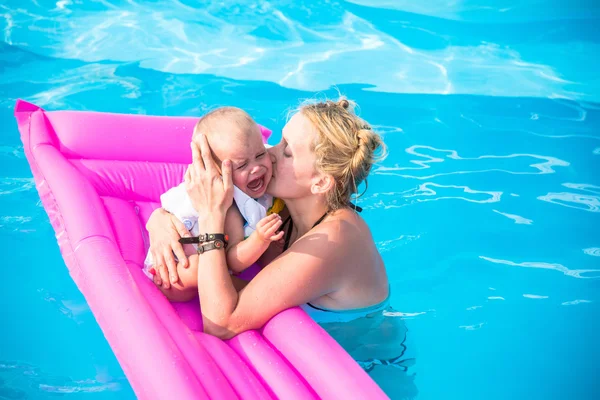 Mamma bagnata in piscina con un bambino — Foto Stock