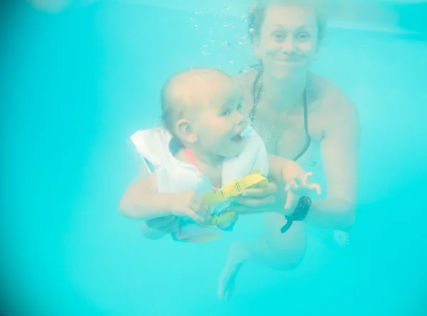 Moeder duikt in het water met een baby — Stockfoto