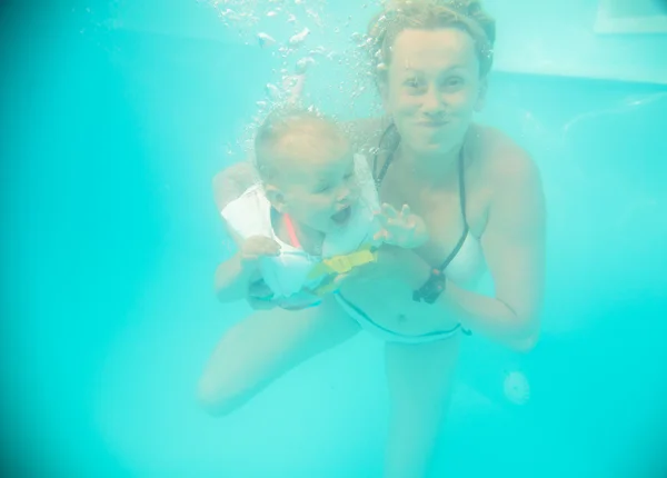 Moeder duikt in het water met een baby — Stockfoto