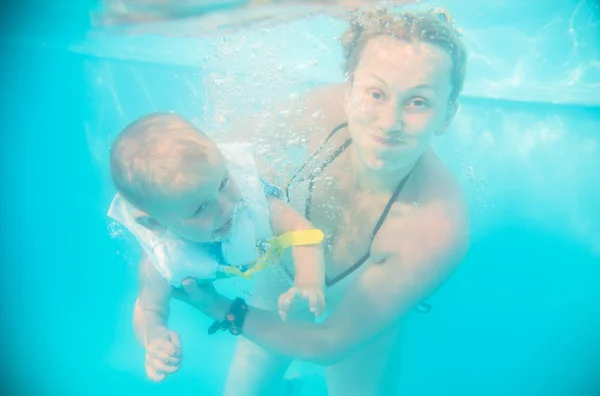 Moeder duikt in het water met een baby — Stockfoto