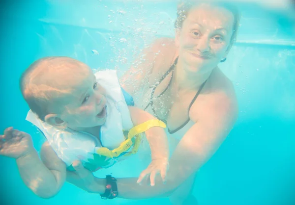 Moeder duikt in het water met een baby — Stockfoto