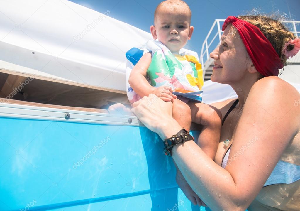 Mom bathed in the pool with a baby