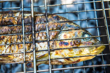 Balık ızgara hazırlanıyor