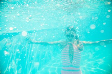 Sualtı Yüzme güneş gözlüklü genç kız