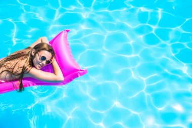Картина, постер, плакат, фотообои "девушка плавает на надувном матрасе в бассейне
", артикул 79932902