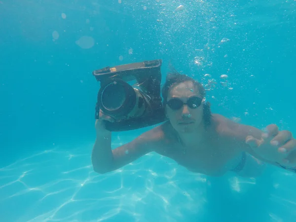 Fotograaf overneemt Slr camera, die in de onderwater hou — Stockfoto