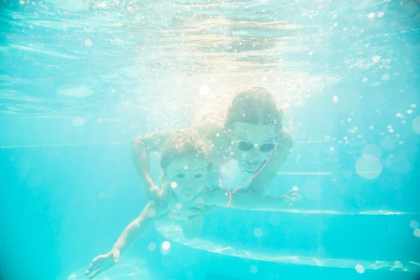 Jeune mère nage sous l'eau avec votre enfant — Photo