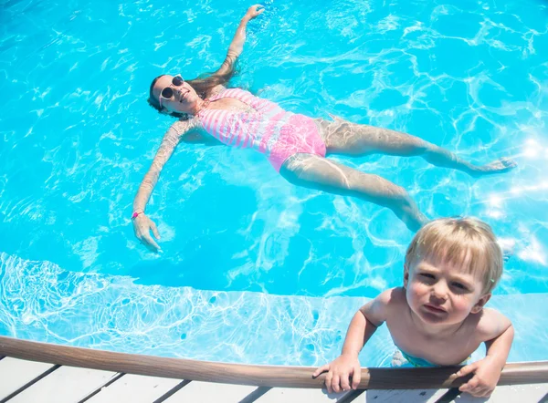 Genç anne çocuğuna havuzda yüzme — Stok fotoğraf