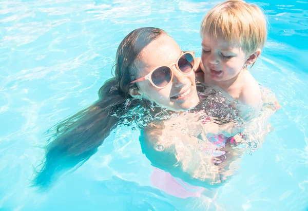 Giovane madre che fa il bagno in piscina con il tuo bambino — Foto Stock