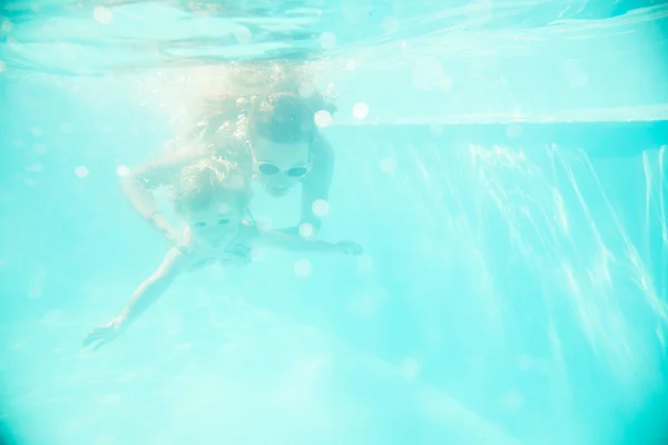 Ung mamma simmar under vattnet med ditt barn — Stockfoto