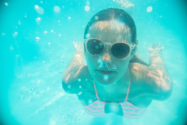 Menina em óculos de sol nadando debaixo d 'água — Fotografia de Stock