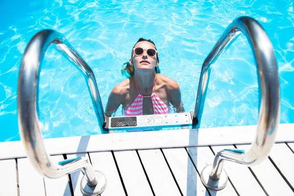 Chica nada en la piscina al aire libre — Foto de Stock