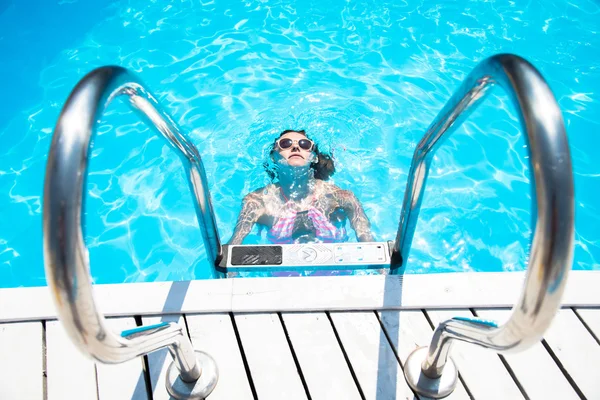Chica nada en la piscina al aire libre —  Fotos de Stock