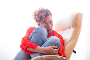 Kız bir deri ofis koltuğu oturuyor