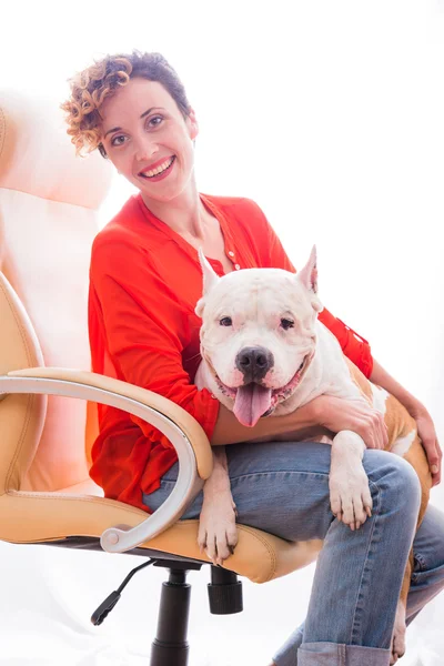 Uma menina segurando uma raça de cães Staffordshire Terrier — Fotografia de Stock