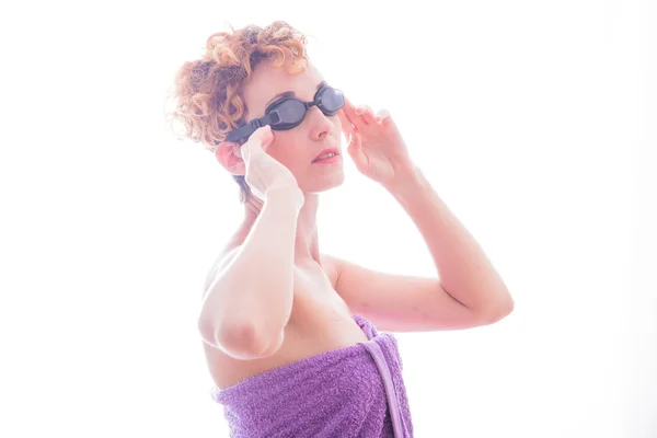 Κούνησε την σε μια πετσέτα στο κεφάλι τα γυαλιά του για κολύμπι — Φωτογραφία Αρχείου