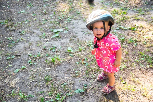 サンドレスや自転車用ヘルメットの少女 — ストック写真