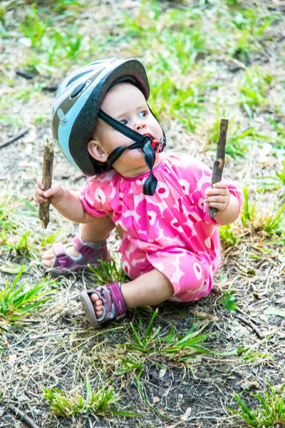 Klein meisje in een sundress en fiets helmen — Stockfoto