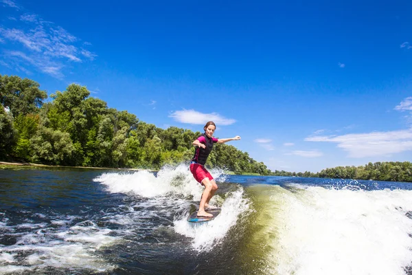 Girl rides a study wakesurfing — Stock Photo, Image