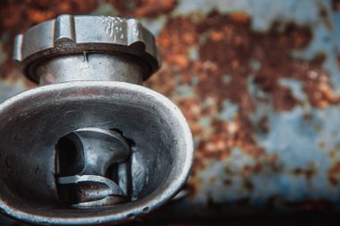 Masaya elini paslı kıyma