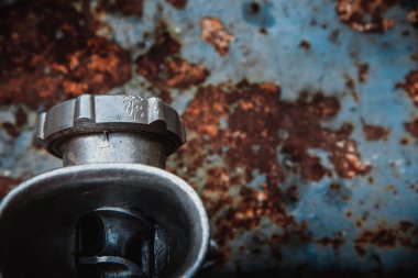 Masaya elini paslı kıyma