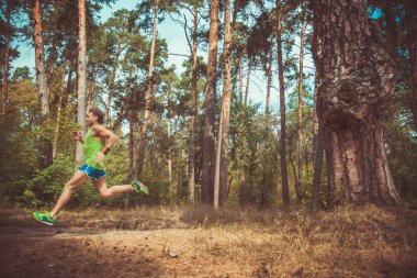 Ağaçların arasından koşan adam