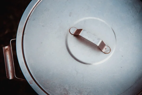 鍋からアルミ製カバー — ストック写真