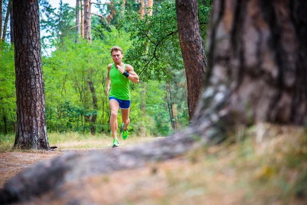 Un atleta che corre nel bosco — Foto Stock